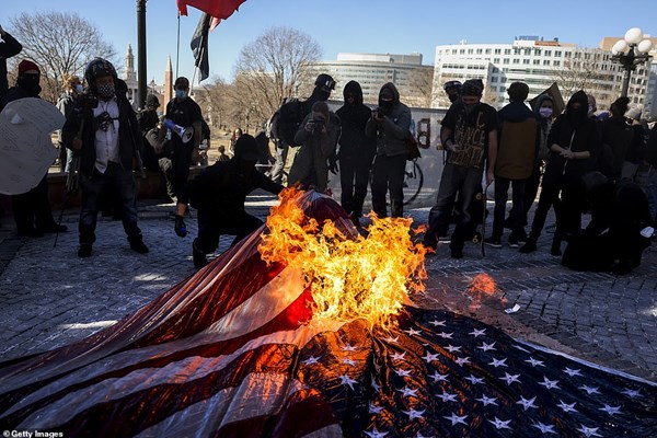 تحلیف بایدن و خشونت‌ در چند شهر و به آتش کشیده شدن پرچم آمریکا