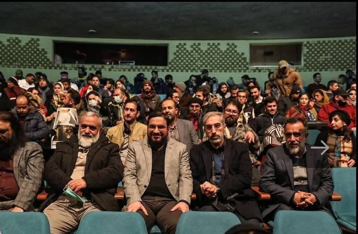 معاون هماهنگ‌کننده سپاه پاسداران به تماشای نمایش «کرنر زیر درختان بلوط» نشست