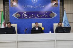 با اکراه در جلسات، کنار برخی از مدیران می‌نشینم