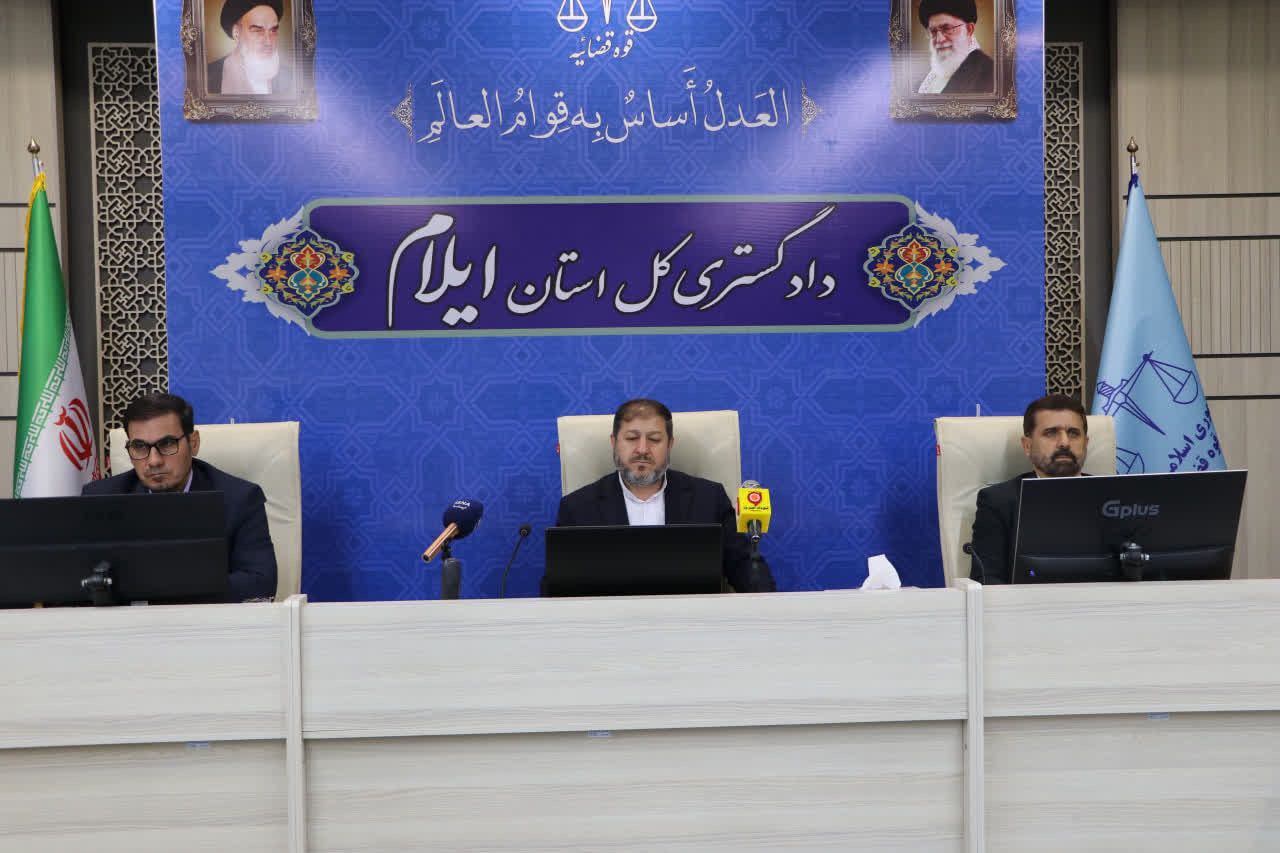 با اکراه در جلسات، کنار برخی از مدیران مینشینم