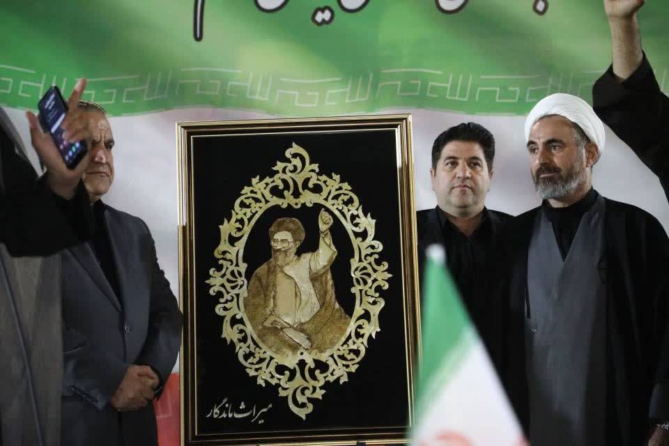 رونمایی از تمثال مشت گره‌ کرده رهبر شهید در میدان ۲۲ بهمن ایلام