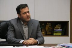 نخستین گامهای رئیسکل جدید دادگستری ایلام؛ از شنیدن صدای کارکنان تا پیگیری پروژههای قضایی و زیرساختی رئیسکل جدید دادگستری استان ایلام در نخستین روزهای آغاز به کار خود، با برگزاری مجموعهای از نشستها با قضات، کارکنان اداری، بانوان شاغل و نیروهای یگان حفاظت، ضمن شنیدن دیدگاهها و دغدغههای بخشهای مختلف دستگاه قضایی، بر حرکت مجموعه قضایی استان در مسیر عدالت، تکریم مردم و ارتقای کیفیت خدمترسانی تأکید کرد. به گزارش پایگاه خبری بوتک نیوز؛ جبار سپهری در دیدار با قضات استان، کاهش اطاله دادرسی، تعیین تکلیف پروندههای معوق، ارتقای کیفیت رسیدگیها و تسریع در پاسخگویی به مطالبات مردم را از اولویتهای مدیریت جدید اعلام کرد و استقلال قضایی، قانونمداری و رعایت حقوق مردم را از اصول اساسی دستگاه قضایی دانست. وی با تأکید بر اینکه مردم سرمایه اجتماعی دستگاه قضایی هستند، تصریح کرد که حتی در مواردی که امکان اجابت خواسته مراجعهکننده وجود ندارد، نحوه برخورد با مردم باید همراه با احترام، صبر و حفظ کرامت انسانی باشد. سپهری در دیدار با کارکنان اداری نیز بر نقش این بخش در سرعت و کیفیت ارائه خدمات قضایی تأکید کرد و تقویت نظم اداری، کاهش فرآیندهای زائد، توسعه خدمات الکترونیک و استفاده حداکثری از ظرفیت سامانههای قضایی را مورد توجه قرار داد. در دیدار با بانوان کارمند دادگستری استان نیز بر استفاده از ظرفیت و توانمندی همه کارکنان و تقویت روحیه همکاری و کار تیمی تأکید شد؛ رویکردی که نشان میدهد مدیریت جدید، ارتقای عملکرد دستگاه قضایی را وابسته به مشارکت و همراهی تمام بدنه مجموعه میداند. در بخش دیگری از برنامههای نخستین روزهای مسئولیت سپهری، فرمانده و نیروهای یگان حفاظت دادگستری استان با وی دیدار کردند. رئیسکل دادگستری استان در این نشست، تأمین امنیت و آرامش محیطهای قضایی را زمینهساز اجرای صحیح عدالت دانست و بر ارتقای آموزش تخصصی، آمادگی نیروها، انضباط سازمانی و در عین حال حفظ حقوق شهروندی و کرامت مراجعان تأکید کرد. همزمان، موضوعات زیرساختی و پشتیبانی دستگاه قضایی نیز در دستور کار مدیریت جدید قرار گرفت. در جلسه بررسی آخرین وضعیت پروژههای عمرانی مصوبات سفر ریاست قوه قضاییه به استان، میزان پیشرفت پروژهها، موانع اجرایی، اعتبارات مورد نیاز و روند نوسازی تجهیزات اداری و فناوری مورد بررسی قرار گرفت. سپهری در این جلسه بر تسریع در اجرای پروژههای عمرانی، پیگیری مستمر مصوبات، رفع موانع، تأمین تجهیزات ضروری و انضباط مالی تأکید کرد و خواستار ارائه گزارشهای منظم از روند پیشرفت طرحها شد. مجموع این اقدامات در نخستین روزهای فعالیت رئیسکل جدید دادگستری استان ایلام، تصویری از یک رویکرد مدیریتی مبتنی بر سه محور اصلی؛ «عدالت برای مردم، نظم و کارآمدی درون سازمان و تقویت زیرساختهای دستگاه قضایی» ارائه میکند؛ رویکردی که تحقق آن میتواند مستقیماً بر سرعت رسیدگی به پروندهها، کیفیت خدمات قضایی و میزان رضایتمندی مردم اثرگذار باشد. اکنون انتظار میرود این اولویتها از سطح نشست و بیان برنامهها عبور کرده و در میدان عمل، با کاهش زمان رسیدگی پروندهها، تعیین تکلیف پروندههای معوق، صیانت جدی از حقوق عامه، ارتقای سلامت اداری و بهبود دسترسی مردم به خدمات قضایی خود را نشان دهد. آغاز یک دوره مدیریتی جدید، زمانی برای دستگاه قضایی استان ارزشمند خواهد بود که مردم آثار آن را در عدالت سریعتر، برخورد شایستهتر و خدمترسانی مؤثرتر لمس کنند.