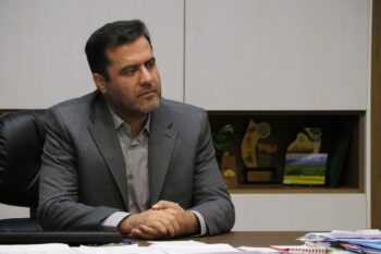 نخستین گامهای رئیسکل جدید دادگستری ایلام؛ از شنیدن صدای کارکنان تا پیگیری پروژههای قضایی و زیرساختی رئیسکل جدید دادگستری استان ایلام در نخستین روزهای آغاز به کار خود، با برگزاری مجموعهای از نشستها با قضات، کارکنان اداری، بانوان شاغل و نیروهای یگان حفاظت، ضمن شنیدن دیدگاهها و دغدغههای بخشهای مختلف دستگاه قضایی، بر حرکت مجموعه قضایی استان در مسیر عدالت، تکریم مردم و ارتقای کیفیت خدمترسانی تأکید کرد. به گزارش پایگاه خبری بوتک نیوز؛ جبار سپهری در دیدار با قضات استان، کاهش اطاله دادرسی، تعیین تکلیف پروندههای معوق، ارتقای کیفیت رسیدگیها و تسریع در پاسخگویی به مطالبات مردم را از اولویتهای مدیریت جدید اعلام کرد و استقلال قضایی، قانونمداری و رعایت حقوق مردم را از اصول اساسی دستگاه قضایی دانست. وی با تأکید بر اینکه مردم سرمایه اجتماعی دستگاه قضایی هستند، تصریح کرد که حتی در مواردی که امکان اجابت خواسته مراجعهکننده وجود ندارد، نحوه برخورد با مردم باید همراه با احترام، صبر و حفظ کرامت انسانی باشد. سپهری در دیدار با کارکنان اداری نیز بر نقش این بخش در سرعت و کیفیت ارائه خدمات قضایی تأکید کرد و تقویت نظم اداری، کاهش فرآیندهای زائد، توسعه خدمات الکترونیک و استفاده حداکثری از ظرفیت سامانههای قضایی را مورد توجه قرار داد. در دیدار با بانوان کارمند دادگستری استان نیز بر استفاده از ظرفیت و توانمندی همه کارکنان و تقویت روحیه همکاری و کار تیمی تأکید شد؛ رویکردی که نشان میدهد مدیریت جدید، ارتقای عملکرد دستگاه قضایی را وابسته به مشارکت و همراهی تمام بدنه مجموعه میداند. در بخش دیگری از برنامههای نخستین روزهای مسئولیت سپهری، فرمانده و نیروهای یگان حفاظت دادگستری استان با وی دیدار کردند. رئیسکل دادگستری استان در این نشست، تأمین امنیت و آرامش محیطهای قضایی را زمینهساز اجرای صحیح عدالت دانست و بر ارتقای آموزش تخصصی، آمادگی نیروها، انضباط سازمانی و در عین حال حفظ حقوق شهروندی و کرامت مراجعان تأکید کرد. همزمان، موضوعات زیرساختی و پشتیبانی دستگاه قضایی نیز در دستور کار مدیریت جدید قرار گرفت. در جلسه بررسی آخرین وضعیت پروژههای عمرانی مصوبات سفر ریاست قوه قضاییه به استان، میزان پیشرفت پروژهها، موانع اجرایی، اعتبارات مورد نیاز و روند نوسازی تجهیزات اداری و فناوری مورد بررسی قرار گرفت. سپهری در این جلسه بر تسریع در اجرای پروژههای عمرانی، پیگیری مستمر مصوبات، رفع موانع، تأمین تجهیزات ضروری و انضباط مالی تأکید کرد و خواستار ارائه گزارشهای منظم از روند پیشرفت طرحها شد. مجموع این اقدامات در نخستین روزهای فعالیت رئیسکل جدید دادگستری استان ایلام، تصویری از یک رویکرد مدیریتی مبتنی بر سه محور اصلی؛ «عدالت برای مردم، نظم و کارآمدی درون سازمان و تقویت زیرساختهای دستگاه قضایی» ارائه میکند؛ رویکردی که تحقق آن میتواند مستقیماً بر سرعت رسیدگی به پروندهها، کیفیت خدمات قضایی و میزان رضایتمندی مردم اثرگذار باشد. اکنون انتظار میرود این اولویتها از سطح نشست و بیان برنامهها عبور کرده و در میدان عمل، با کاهش زمان رسیدگی پروندهها، تعیین تکلیف پروندههای معوق، صیانت جدی از حقوق عامه، ارتقای سلامت اداری و بهبود دسترسی مردم به خدمات قضایی خود را نشان دهد. آغاز یک دوره مدیریتی جدید، زمانی برای دستگاه قضایی استان ارزشمند خواهد بود که مردم آثار آن را در عدالت سریعتر، برخورد شایستهتر و خدمترسانی مؤثرتر لمس کنند.