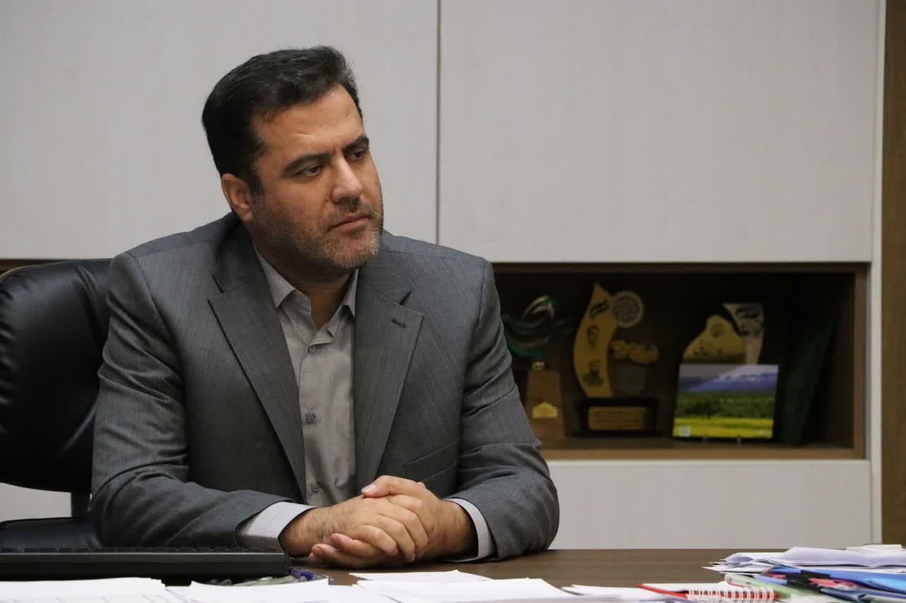 نخستین گامهای رئیسکل جدید دادگستری ایلام؛ از شنیدن صدای کارکنان تا پیگیری پروژههای قضایی و زیرساختی رئیسکل جدید دادگستری استان ایلام در نخستین روزهای آغاز به کار خود، با برگزاری مجموعهای از نشستها با قضات، کارکنان اداری، بانوان شاغل و نیروهای یگان حفاظت، ضمن شنیدن دیدگاهها و دغدغههای بخشهای مختلف دستگاه قضایی، بر حرکت مجموعه قضایی استان در مسیر عدالت، تکریم مردم و ارتقای کیفیت خدمترسانی تأکید کرد. به گزارش پایگاه خبری بوتک نیوز؛ جبار سپهری در دیدار با قضات استان، کاهش اطاله دادرسی، تعیین تکلیف پروندههای معوق، ارتقای کیفیت رسیدگیها و تسریع در پاسخگویی به مطالبات مردم را از اولویتهای مدیریت جدید اعلام کرد و استقلال قضایی، قانونمداری و رعایت حقوق مردم را از اصول اساسی دستگاه قضایی دانست. وی با تأکید بر اینکه مردم سرمایه اجتماعی دستگاه قضایی هستند، تصریح کرد که حتی در مواردی که امکان اجابت خواسته مراجعهکننده وجود ندارد، نحوه برخورد با مردم باید همراه با احترام، صبر و حفظ کرامت انسانی باشد. سپهری در دیدار با کارکنان اداری نیز بر نقش این بخش در سرعت و کیفیت ارائه خدمات قضایی تأکید کرد و تقویت نظم اداری، کاهش فرآیندهای زائد، توسعه خدمات الکترونیک و استفاده حداکثری از ظرفیت سامانههای قضایی را مورد توجه قرار داد. در دیدار با بانوان کارمند دادگستری استان نیز بر استفاده از ظرفیت و توانمندی همه کارکنان و تقویت روحیه همکاری و کار تیمی تأکید شد؛ رویکردی که نشان میدهد مدیریت جدید، ارتقای عملکرد دستگاه قضایی را وابسته به مشارکت و همراهی تمام بدنه مجموعه میداند. در بخش دیگری از برنامههای نخستین روزهای مسئولیت سپهری، فرمانده و نیروهای یگان حفاظت دادگستری استان با وی دیدار کردند. رئیسکل دادگستری استان در این نشست، تأمین امنیت و آرامش محیطهای قضایی را زمینهساز اجرای صحیح عدالت دانست و بر ارتقای آموزش تخصصی، آمادگی نیروها، انضباط سازمانی و در عین حال حفظ حقوق شهروندی و کرامت مراجعان تأکید کرد. همزمان، موضوعات زیرساختی و پشتیبانی دستگاه قضایی نیز در دستور کار مدیریت جدید قرار گرفت. در جلسه بررسی آخرین وضعیت پروژههای عمرانی مصوبات سفر ریاست قوه قضاییه به استان، میزان پیشرفت پروژهها، موانع اجرایی، اعتبارات مورد نیاز و روند نوسازی تجهیزات اداری و فناوری مورد بررسی قرار گرفت. سپهری در این جلسه بر تسریع در اجرای پروژههای عمرانی، پیگیری مستمر مصوبات، رفع موانع، تأمین تجهیزات ضروری و انضباط مالی تأکید کرد و خواستار ارائه گزارشهای منظم از روند پیشرفت طرحها شد. مجموع این اقدامات در نخستین روزهای فعالیت رئیسکل جدید دادگستری استان ایلام، تصویری از یک رویکرد مدیریتی مبتنی بر سه محور اصلی؛ «عدالت برای مردم، نظم و کارآمدی درون سازمان و تقویت زیرساختهای دستگاه قضایی» ارائه میکند؛ رویکردی که تحقق آن میتواند مستقیماً بر سرعت رسیدگی به پروندهها، کیفیت خدمات قضایی و میزان رضایتمندی مردم اثرگذار باشد. اکنون انتظار میرود این اولویتها از سطح نشست و بیان برنامهها عبور کرده و در میدان عمل، با کاهش زمان رسیدگی پروندهها، تعیین تکلیف پروندههای معوق، صیانت جدی از حقوق عامه، ارتقای سلامت اداری و بهبود دسترسی مردم به خدمات قضایی خود را نشان دهد. آغاز یک دوره مدیریتی جدید، زمانی برای دستگاه قضایی استان ارزشمند خواهد بود که مردم آثار آن را در عدالت سریعتر، برخورد شایستهتر و خدمترسانی مؤثرتر لمس کنند.