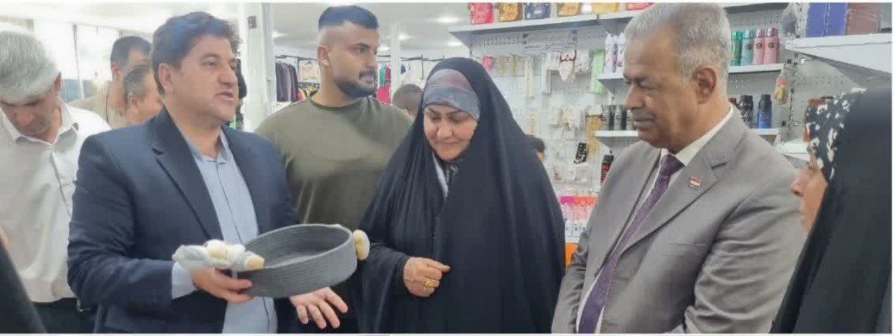 بازدید نماینده مجلس استان واسط از نمایشگاه صنایع‌دستی ایلام  مدیرکل میراث‌فرهنگی، گردشگری و صنایع‌دستی ایلام از بازدید نماینده مجلس استان واسط عراق از نمایشگاه صنایع‌دستی، از آثار و تولیدات صنعتگران ایلامی خبر داد.  به گزارش پایگاه خبری بوتک نیوز، فرزاد شریفی امروز ۳ مهرماه با اعلام این خبر اظهار کرد: خانم «ختام الاعمیری» نماینده مجلس استان واسط عراق، با حضور در نمایشگاه صنایع‌دستی صنعتگران ایلامی در شهر صویره، از غرفه‌های این نمایشگاه بازدید کرد.  مدیرکل میراث‌فرهنگی، گردشگری و صنایع دستی ایلام افزود: در این بازدید، ضمن معرفی ظرفیت‌ها و توانمندی‌های هنرمندان و صنعتگران استان ایلام، آثار و محصولات صنایع‌دستی استان در رشته‌های مختلف به وی معرفی شد.  فرزاد شریفی با اشاره به اهمیت توسعه تعاملات فرهنگی و اقتصادی با استان واسط عراق، اظهار کرد: حضور صنعتگران ایلامی در نمایشگاه‌های کشور عراق، زمینه مناسبی برای معرفی ظرفیت‌های صنایع‌دستی استان، توسعه بازار فروش و ایجاد ارتباط مستقیم میان هنرمندان دو منطقه فراهم می‌کند.  او افزود: برگزاری این نمایشگاه‌ها در کنار معرفی هنر و فرهنگ بومی ایلام، می‌تواند به تقویت روابط فرهنگی و اقتصادی میان ایلام و استان واسط و فراهم شدن زمینه‌های جدید برای همکاری در حوزه صنایع‌دستی و گردشگری کمک کند.  شریفی ادامه داد: در جریان این بازدید، ظرفیت‌های فرهنگی و هنری استان ایلام و همچنین توانمندی صنعتگران در تولید محصولات بومی و اصیل مورد توجه قرار گرفت و بر تداوم حضور هنرمندان ایلامی در رویدادها و نمایشگاه‌های صنایع‌دستی استان واسط و سایر مناطق عراق تأکید شد. این تعاملات می‌تواند زمینه معرفی بیشتر هنرهای سنتی ایلام و گسترش بازار عرضه محصولات صنایع‌دستی در بازارهای منطقه‌ای را فراهم کند.